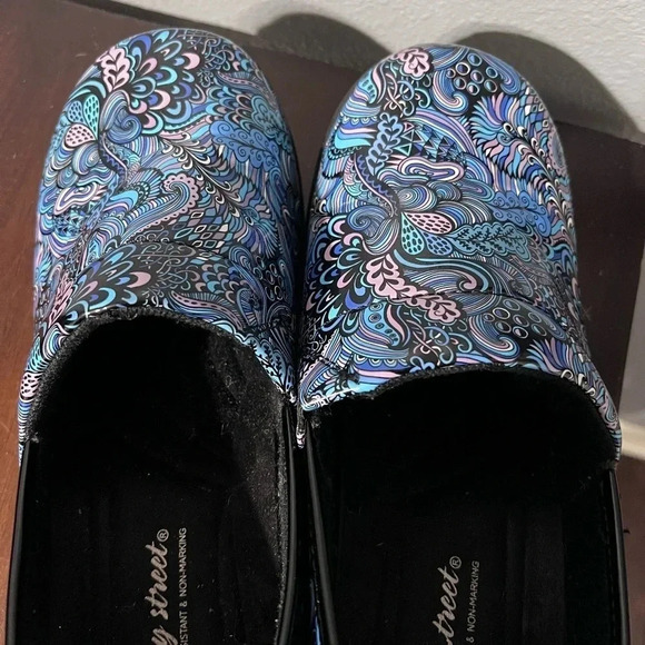 Easy Street Clogs Womens Size 10 Slip Resistant Non Marking Soles Blue Pink EUC - Picture 6 of 7